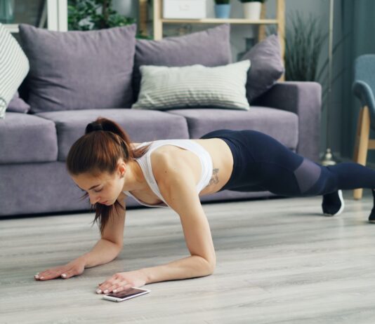 집에서도, 스튜디오에서도… 필라테스로 건강관리 실천 늘어난다 a woman is doing push ups on the floor