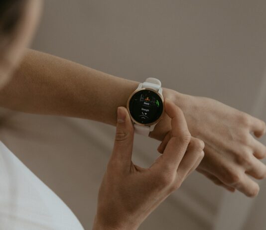 ‘웰니스 문화’, 일상 속 건강을 찾는 새로운 라이프스타일 트렌드 A woman holding a smart watch in her hand