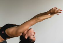 “필라테스, 바쁜 일상 속 균형을 찾는 건강 트렌드로 부상” woman stretching arms