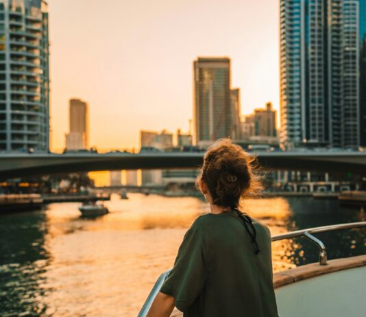 스트레스, 일상 속 작은 변화로 관리한다…쉽게 실천하는 건강 습관 화제 Woman on boat overlooking city skyline at sunset