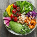 달라진 식단, 건강한 일상의 시작… 내게 맞는 한 끼 찾기가 트렌드 bowl of vegetable salads