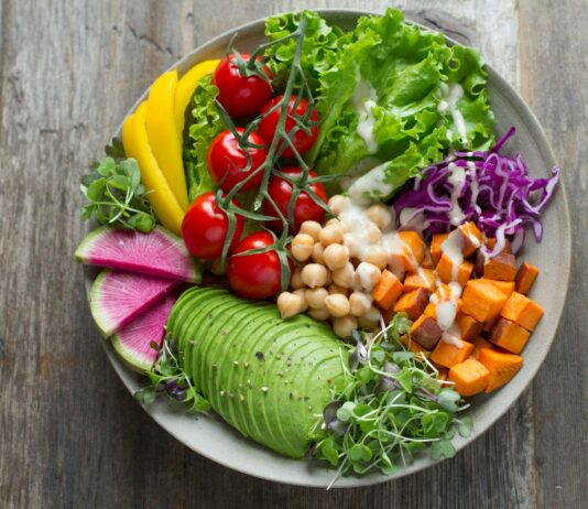 달라진 식단, 건강한 일상의 시작… 내게 맞는 한 끼 찾기가 트렌드 bowl of vegetable salads