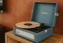 “디지털 디톡스가 일상 건강 지킨다…현대인을 위한 ‘스마트폰 잠시 멀리하기’ 실천법” A blue record player with a record on it.