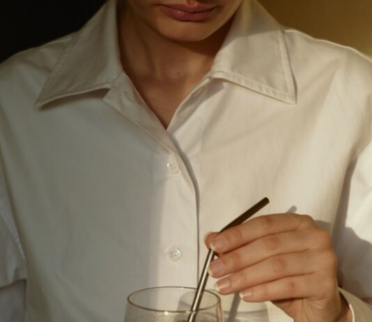 일상을 바꾸는 웰니스 문화, 나만의 작은 변화에서 시작된다 person in white button up shirt holding clear drinking glass with green liquid