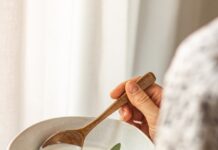 “마음 건강도 생활 습관에서 시작… 일상 루틴 속 마음 챙김법 주목” person holding white ceramic bowl with food