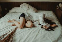 “만성피로, 신체 리듬을 바로잡는 ‘작은 변화’가 해답” woman lying on bed