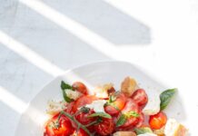 일상 속 식단, 작지만 확실한 변화로 건강 챙기기 sliced tomato and green leaf vegetable on white ceramic plate