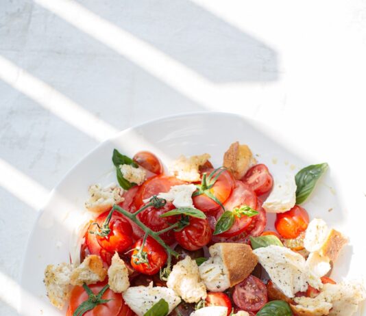 일상 속 식단, 작지만 확실한 변화로 건강 챙기기 sliced tomato and green leaf vegetable on white ceramic plate