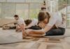 집과 직장, 어디서든 가능한 필라테스! 일상 속 건강한 움직임 만들기 a group of people doing yoga in a room