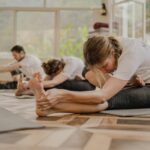 집과 직장, 어디서든 가능한 필라테스! 일상 속 건강한 움직임 만들기 a group of people doing yoga in a room