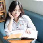 바른 자세가 건강 지킨다…직장인 위한 거북목·일자목 교정 스트레칭과 생활 습관 a woman reading a book