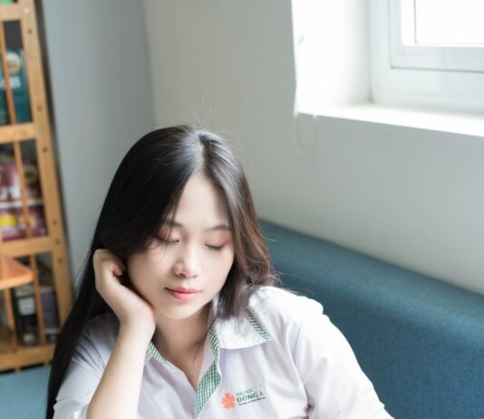 바른 자세가 건강 지킨다…직장인 위한 거북목·일자목 교정 스트레칭과 생활 습관 a woman reading a book
