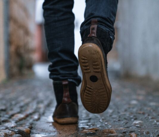 바쁜 일상 속 걷기, 건강과 활력 챙기는 가장 쉬운 방법 close-up photography of person walking on pavement