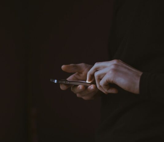 웰니스 문화, 일상을 바꾸다…한국에서도 확산되는 건강한 삶의 습관들 silhouette photo of person holding smartphone
