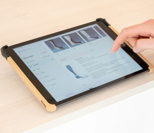 디지털 헬스케어, 우리의 건강 관리 패러다임을 바꾸다 a person using a tablet on a table