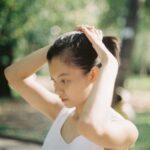 “건강한 머릿결, 작은 습관에서 시작하세요” – 최신 헤어케어 트렌드와 실천법 woman in white tank top