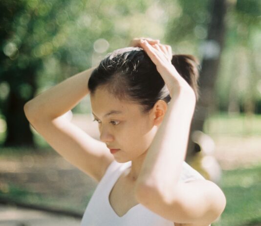 “건강한 머릿결, 작은 습관에서 시작하세요” – 최신 헤어케어 트렌드와 실천법 woman in white tank top