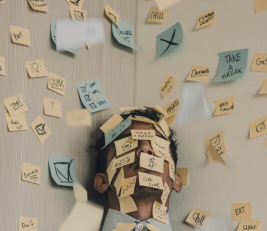 혈당 관리, 어렵지 않아요! 일상에서 바로 실천할 수 있는 팁 man covered in sticky notes at office desk