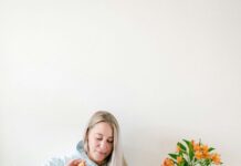 “하루 10분, 똑똑하게 건강 챙기기”…웰니스 루틴이 바꾸는 일상 a woman sitting on a stool holding a drink
