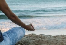 일상 속 ‘마음 챙김’ 실천… 번아웃 예방하는 소소한 루틴 인기 person in blue shorts sitting on beach shore during daytime